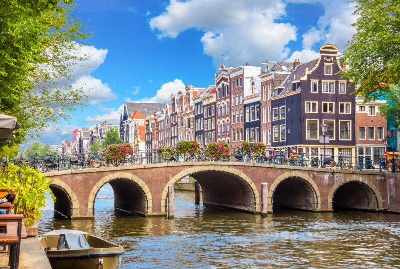 Canals-of-Amsterdam-800x539